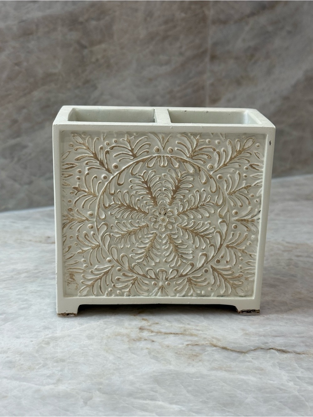 Chabby Chic embellished Ivory Toothbrush Holder